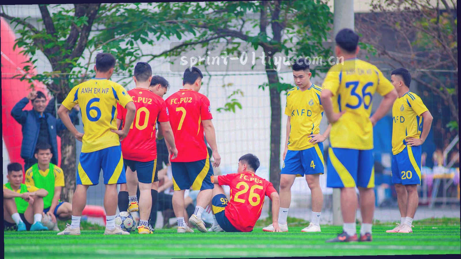 低角度拍摄的球场边线与看台，线条向画面深处延伸